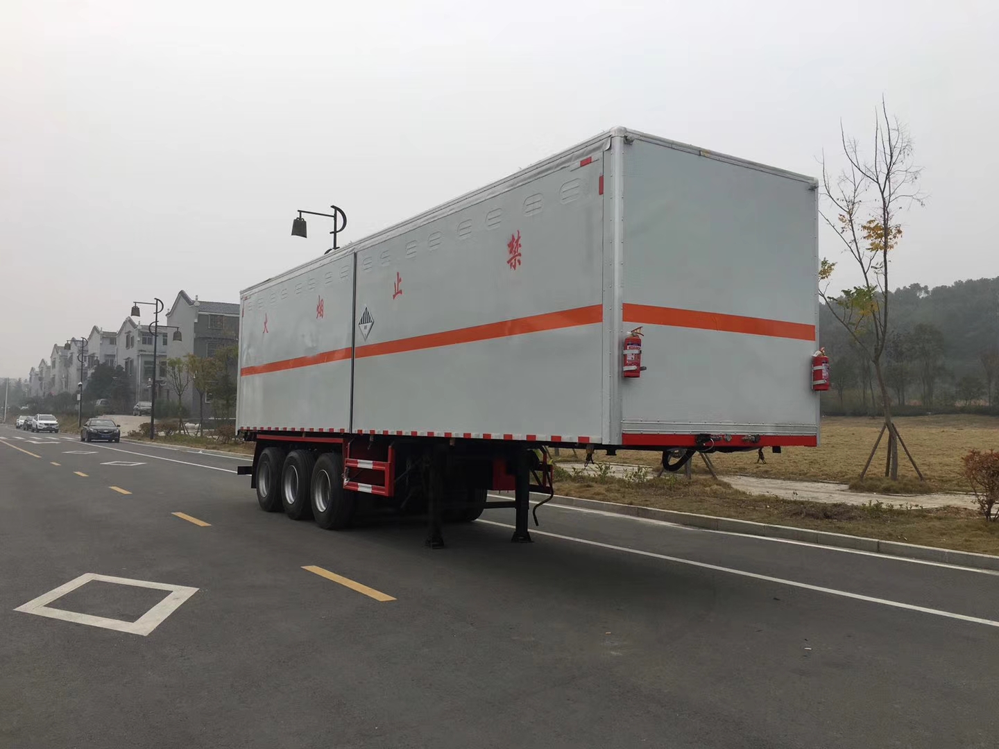 雜項(xiàng)危險品半掛廂式運(yùn)輸車