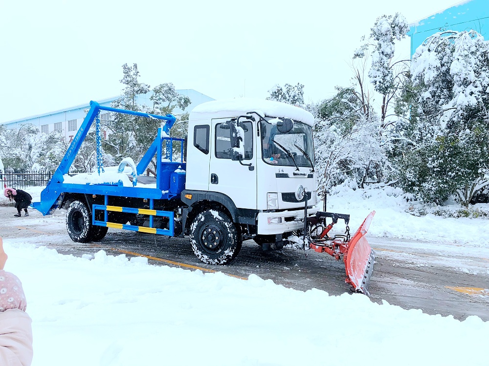 東風T3擺臂垃圾車帶推雪鏟設(shè)備