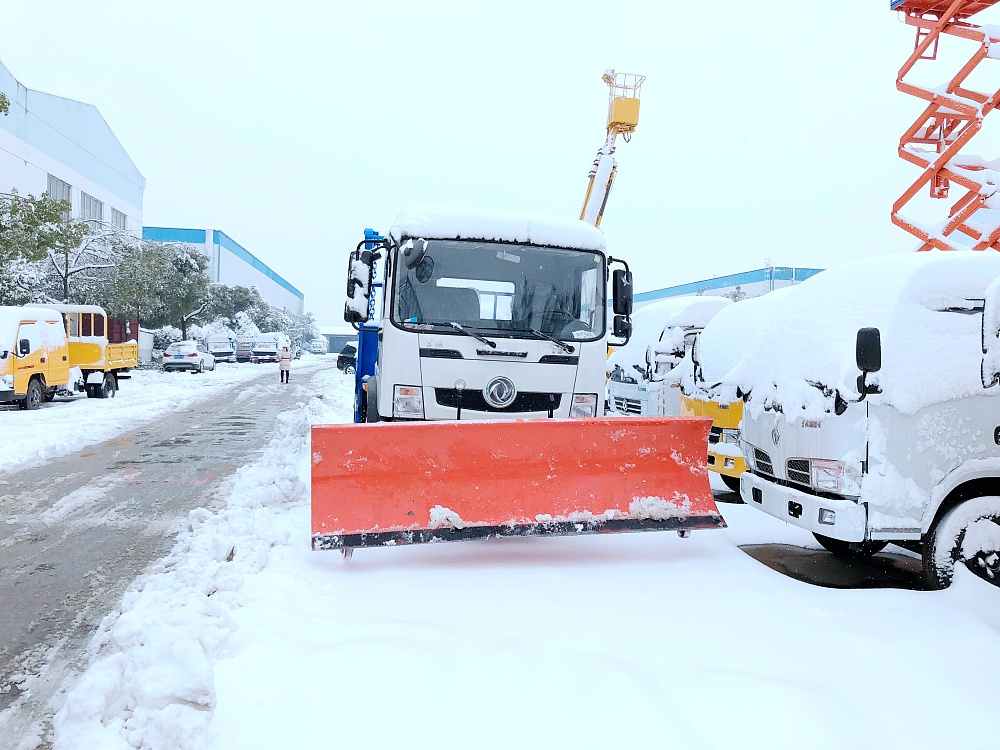 東風T3擺臂垃圾車帶推雪鏟設(shè)備