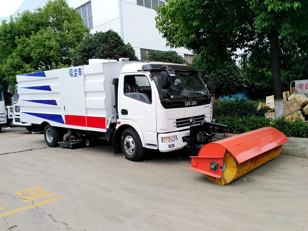 東風(fēng)大多利卡吸塵滾掃清雪車